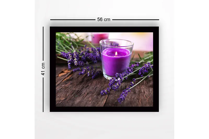 Indrammet lærredstryk i træ - 41x56 cm - Lilla duftlys omgivet af lavendelblomster - Lilla / Grøn / Brun - Boligtilbehør - Billeder & kunst