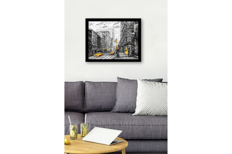 Indrammet lærredstryk i træ - 41x56 cm - Livligt bybillede med en kvinde i gul kjole og gule taxaer - Gul / Sort / Grå - Boligtilbehør - Billeder & kunst