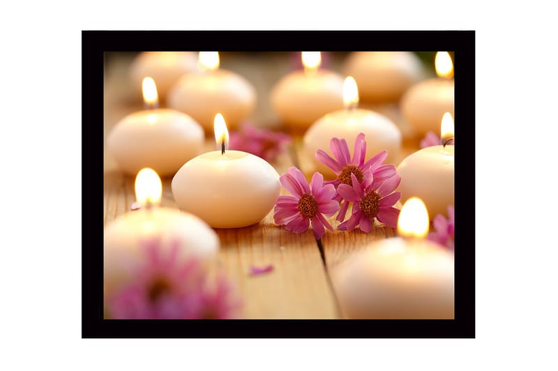 Indrammet lærredstryk i træ - 41x56 cm - Lysende duftlys omgivet af blomster - Lys pink / Hvid / Beige - Boligtilbehør - Billeder & kunst