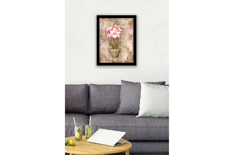 Indrammet lærredstryk i træ - 41x56 cm - Lyserød blomst i potte med bløde baggrundstoner - Lyserød / Beige / Grøn - Boligtilbehør - Billeder & kunst