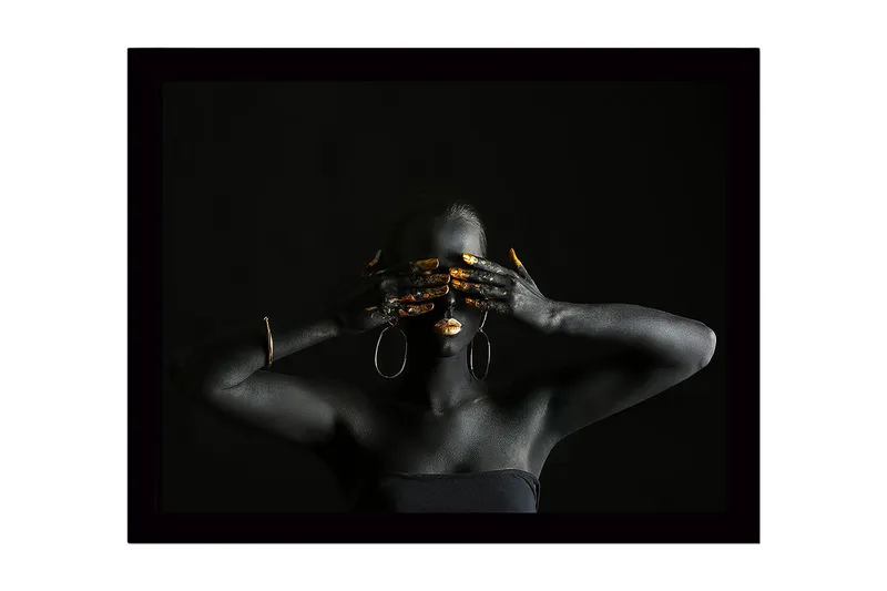 Indrammet lærredstryk i træ - 41x56 cm - Mørk figur med gyldne detaljer, der dækker ansigt og hænder, Sort / Guld