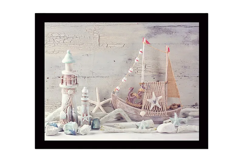 Indrammet lærredstryk i træ - 41x56 cm - Maritim ro med en båd og fyrtårne i fokus, Lyseblå / Hvid / Beige