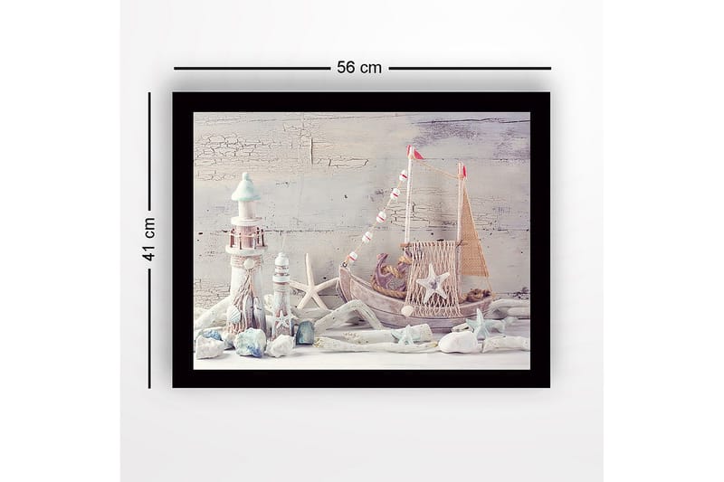 Indrammet lærredstryk i træ - 41x56 cm - Maritim ro med en båd og fyrtårne i fokus - Lyseblå / Hvid / Beige - Boligtilbehør - Billeder & kunst