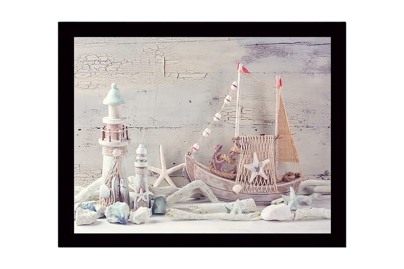 Indrammet lærredstryk i træ - 41x56 cm - Maritim ro med en båd og fyrtårne i fokus, Lyseblå / Hvid / Beige