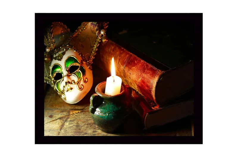 Indrammet lærredstryk i træ - 41x56 cm - Maske med grøn og guld dekoration sammen med et tændt lys og gamle bøger - Grøn / Guld / Brun - Boligtilbehør - Billeder & kunst