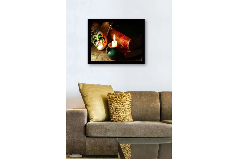 Indrammet lærredstryk i træ - 41x56 cm - Maske med grøn og guld dekoration sammen med et tændt lys og gamle bøger - Grøn / Guld / Brun - Boligtilbehør - Billeder & kunst