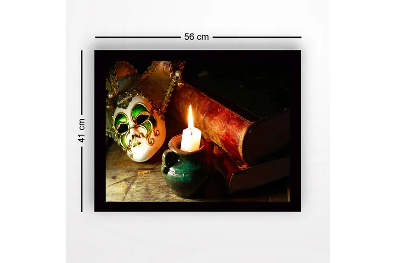 Indrammet lærredstryk i træ - 41x56 cm - Maske med grøn og guld dekoration sammen med et tændt lys og gamle bøger - Grøn / Guld / Brun - Boligtilbehør - Billeder & kunst