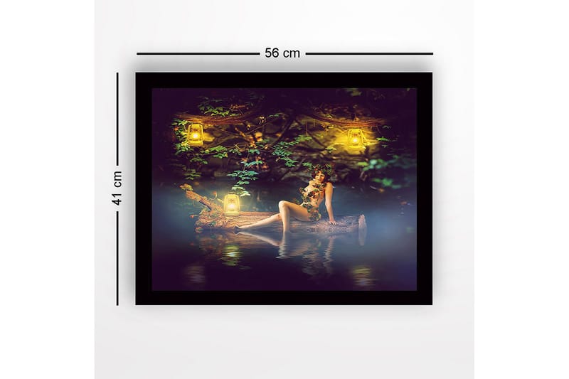 Indrammet lærredstryk i træ - 41x56 cm - Mystisk kvinde omgivet af stearinlys i naturskønne omgivelser - Grøn / Gul / Brun - Boligtilbehør - Billeder & kunst