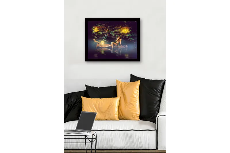 Indrammet lærredstryk i træ - 41x56 cm - Mystisk kvinde omgivet af stearinlys i naturskønne omgivelser - Grøn / Gul / Brun - Boligtilbehør - Billeder & kunst