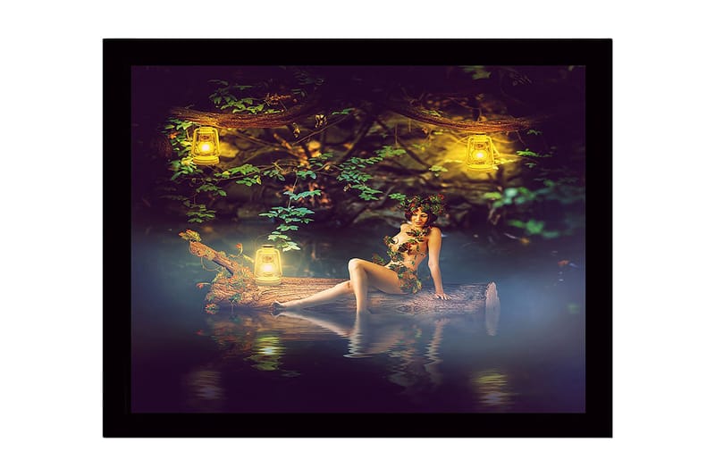 Indrammet lærredstryk i træ - 41x56 cm - Mystisk kvinde omgivet af stearinlys i naturskønne omgivelser, Grøn / Gul / Brun