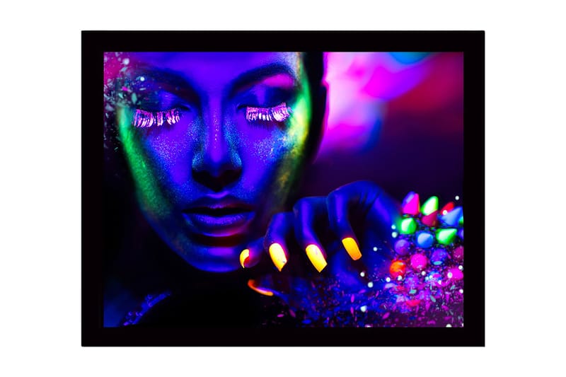 Indrammet lærredstryk i træ - 41x56 cm - Neonfarvet portræt af en kvinde med glitrende detaljer, Lilla / Grøn / Gul
