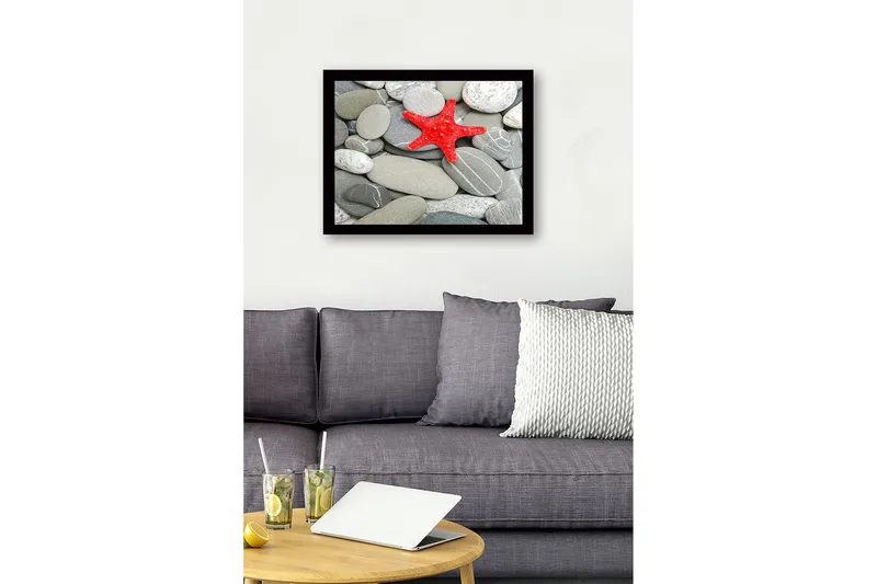 Indrammet lærredstryk i træ - 41x56 cm - Rød søstjerne på en samling af grå sten - Grå / Rød - Boligtilbehør - Billeder & kunst