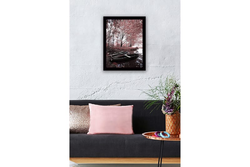 Indrammet lærredstryk i træ - 41x56 cm - Ro ved en spejlblank sø med både og efterårsfarver - Rød / Sort / Grå - Boligtilbehør - Billeder & kunst