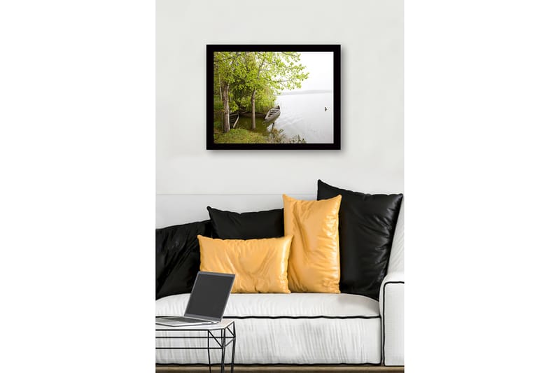 Indrammet lærredstryk i træ - 41x56 cm - Ro ved søen med både og frodige træer - Grøn / Brun / Grå - Boligtilbehør - Billeder & kunst