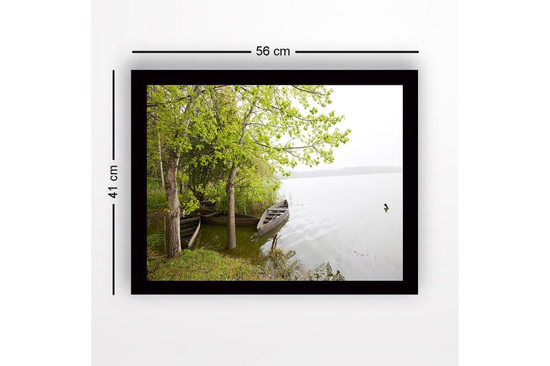 Indrammet lærredstryk i træ - 41x56 cm - Ro ved søen med både og frodige træer - Grøn / Brun / Grå - Boligtilbehør - Billeder & kunst