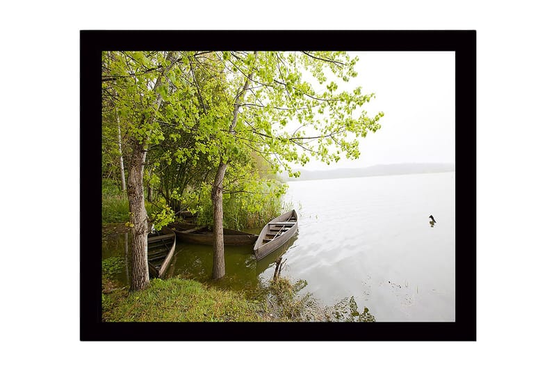 Indrammet lærredstryk i træ - 41x56 cm - Ro ved søen med både og frodige træer, Grøn / Brun / Grå