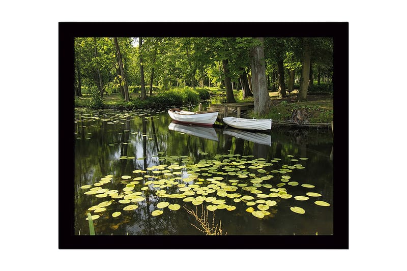 Indrammet lærredstryk i træ - 41x56 cm - Rolig sø med åkander og både i frodige omgivelser, Grøn / Gul / Hvid