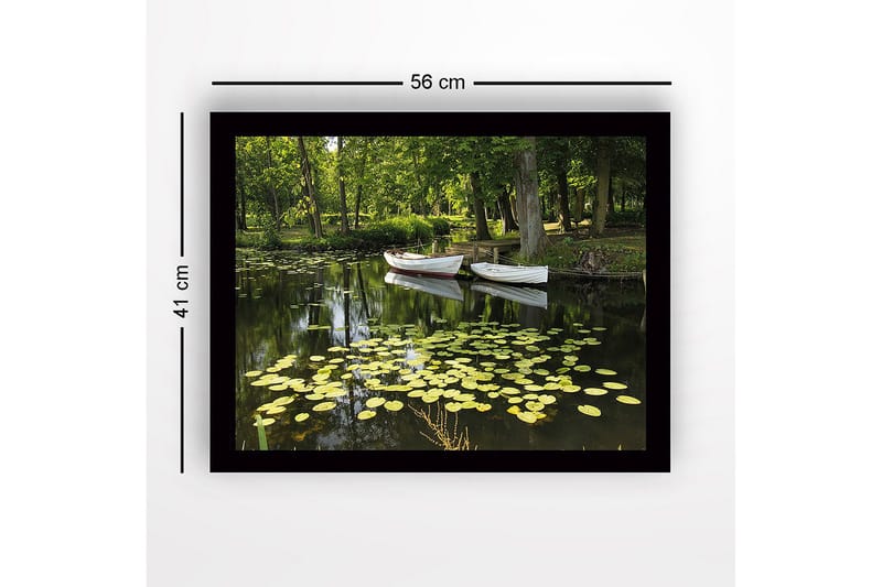 Indrammet lærredstryk i træ - 41x56 cm - Rolig sø med åkander og både i frodige omgivelser - Grøn / Gul / Hvid - Boligtilbehør - Billeder & kunst