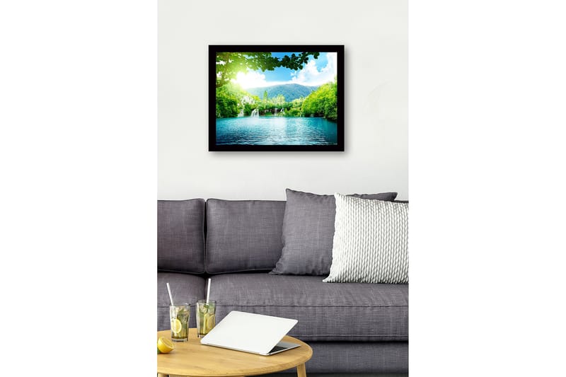 Indrammet lærredstryk i træ - 41x56 cm - Rolig sø med vandfald omgivet af frodigt grønt og bjerge - Grøn / Turkis / Blå - Boligtilbehør - Billeder & kunst