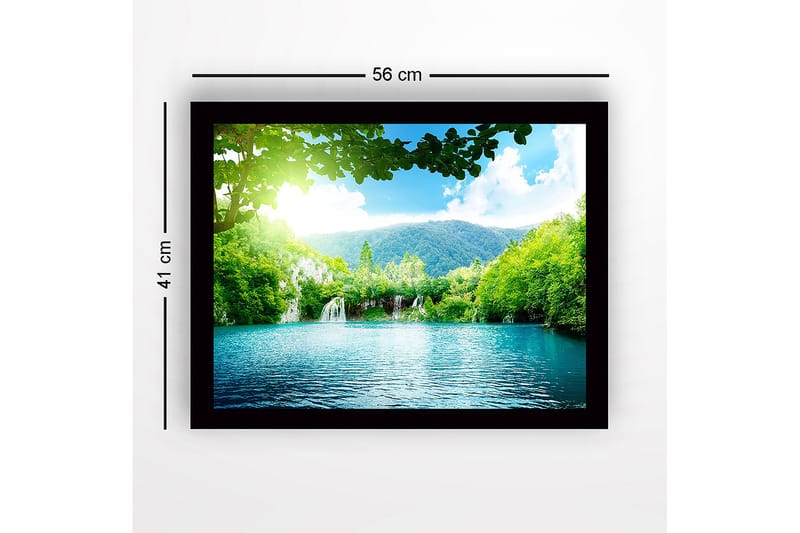 Indrammet lærredstryk i træ - 41x56 cm - Rolig sø med vandfald omgivet af frodigt grønt og bjerge - Grøn / Turkis / Blå - Boligtilbehør - Billeder & kunst