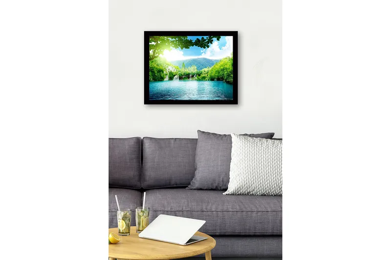 Indrammet lærredstryk i træ - 41x56 cm - Rolig sø med vandfald omgivet af frodigt grønt og bjerge - Grøn / Turkis / Blå - Boligtilbehør - Billeder & kunst