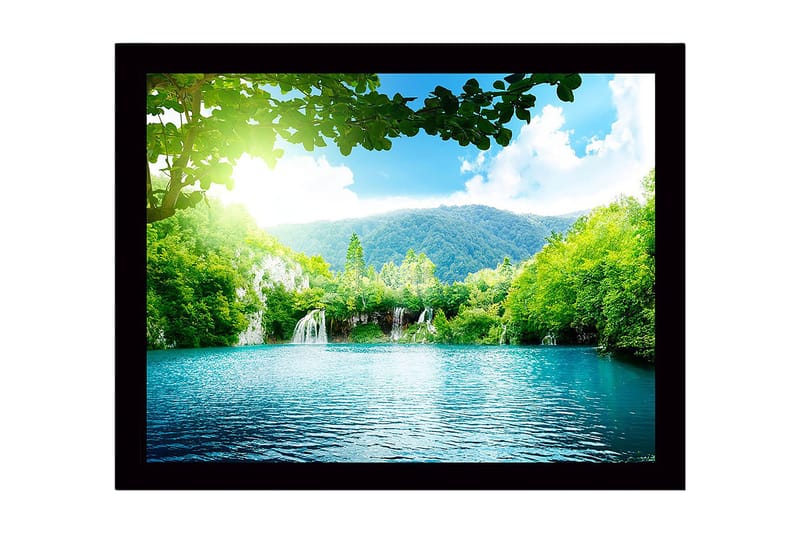 Indrammet lærredstryk i træ - 41x56 cm - Rolig sø med vandfald omgivet af frodigt grønt og bjerge, Grøn / Turkis / Blå