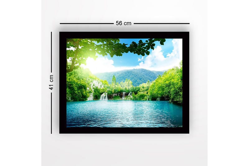 Indrammet lærredstryk i træ - 41x56 cm - Rolig sø med vandfald omgivet af frodigt grønt og bjerge - Grøn / Turkis / Blå - Boligtilbehør - Billeder & kunst