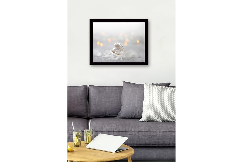 Indrammet lærredstryk i træ - 41x56 cm - Sød engel hviler i en fjerseng - Hvid / Lysegrå / Guld - Boligtilbehør - Billeder & kunst