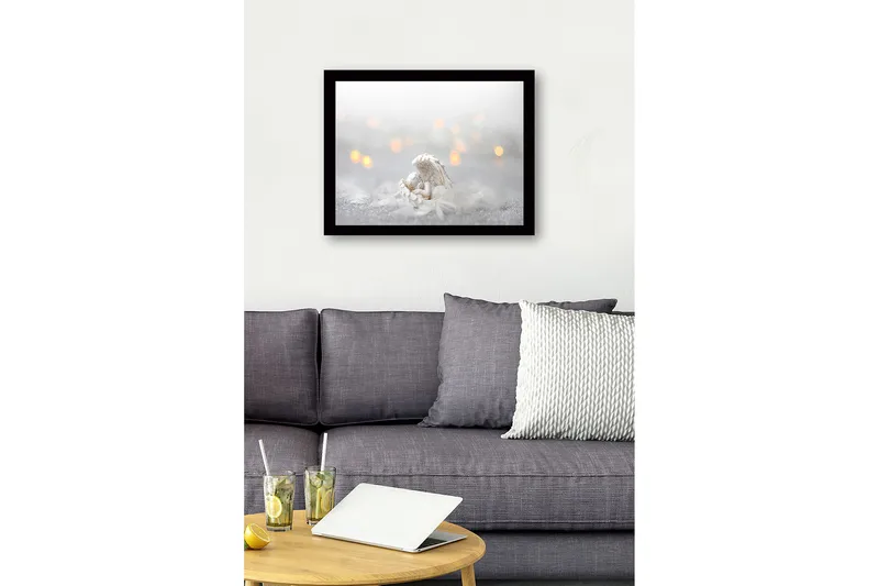 Indrammet lærredstryk i træ - 41x56 cm - Sød engel hviler i en fjerseng - Hvid / Lysegrå / Guld - Boligtilbehør - Billeder & kunst