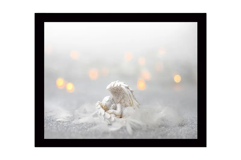 Indrammet lærredstryk i træ - 41x56 cm - Sød engel hviler i en fjerseng, Hvid / Lysegrå / Guld