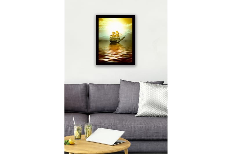 Indrammet lærredstryk i træ - 41x56 cm - Sejlbåd glider hen over spejlblanke vandflader i solnedgangens lys - Guld / Brun / Lysegrøn - Boligtilbehør - Billeder & kunst