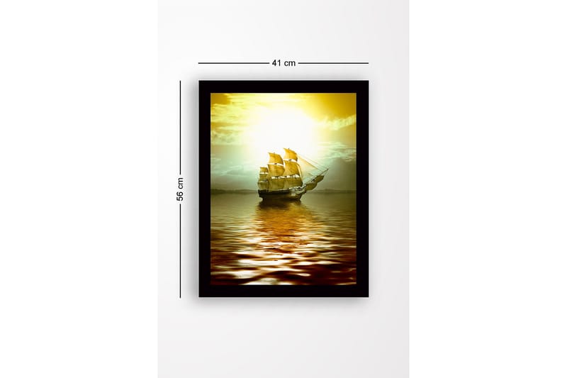 Indrammet lærredstryk i træ - 41x56 cm - Sejlbåd glider hen over spejlblanke vandflader i solnedgangens lys - Guld / Brun / Lysegrøn - Boligtilbehør - Billeder & kunst