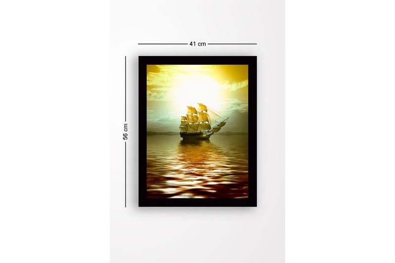 Indrammet lærredstryk i træ - 41x56 cm - Sejlbåd glider hen over spejlblanke vandflader i solnedgangens lys - Guld / Brun / Lysegrøn - Boligtilbehør - Billeder & kunst