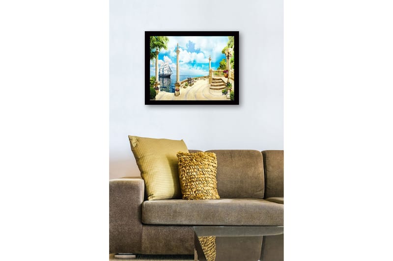 Indrammet lærredstryk i træ - 41x56 cm - Sejlbåd i en idyllisk havn med søjler og frodige omgivelser - Blå / Grøn / Beige - Boligtilbehør - Billeder & kunst