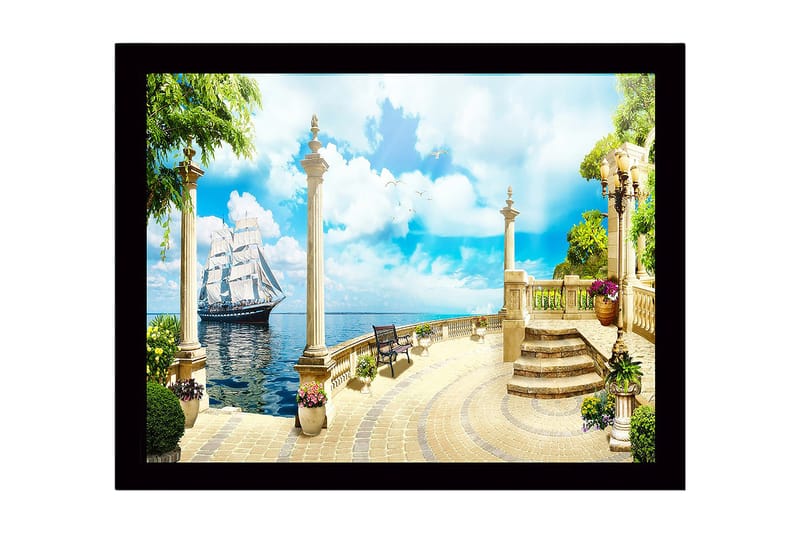 Indrammet lærredstryk i træ - 41x56 cm - Sejlbåd i en idyllisk havn med søjler og frodige omgivelser, Blå / Grøn / Beige