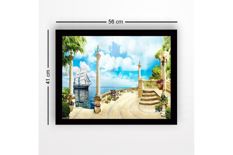 Indrammet lærredstryk i træ - 41x56 cm - Sejlbåd i en idyllisk havn med søjler og frodige omgivelser - Blå / Grøn / Beige - Boligtilbehør - Billeder & kunst