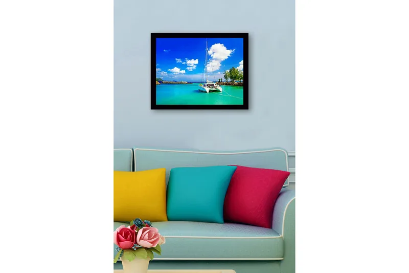 Indrammet lærredstryk i træ - 41x56 cm - Sejlbåd i en klar, turkis lagune under en blå himmel med hvide skyer - Turkis / Blå / Hvid - Boligtilbehør - Billeder & kunst
