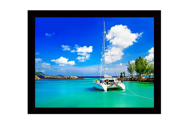 Indrammet lærredstryk i træ - 41x56 cm - Sejlbåd i en klar, turkis lagune under en blå himmel med hvide skyer, Turkis / Blå / Hvid