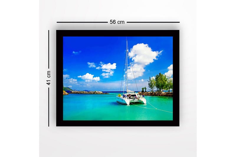 Indrammet lærredstryk i træ - 41x56 cm - Sejlbåd i en klar, turkis lagune under en blå himmel med hvide skyer - Turkis / Blå / Hvid - Boligtilbehør - Billeder & kunst