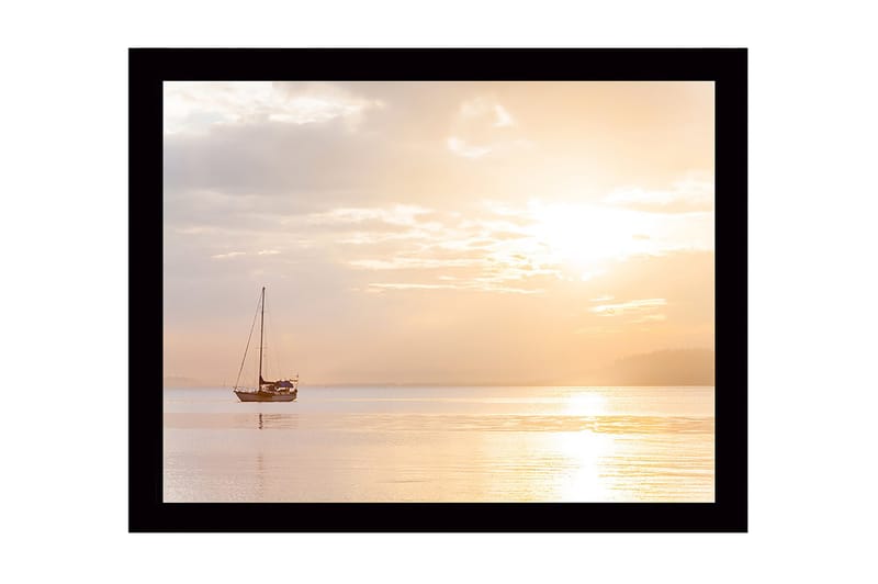 Indrammet lærredstryk i træ - 41x56 cm - Sejlbåd på spejlblanke vandflader i solnedgangens lys, Lys orange / Blød gul / Grå