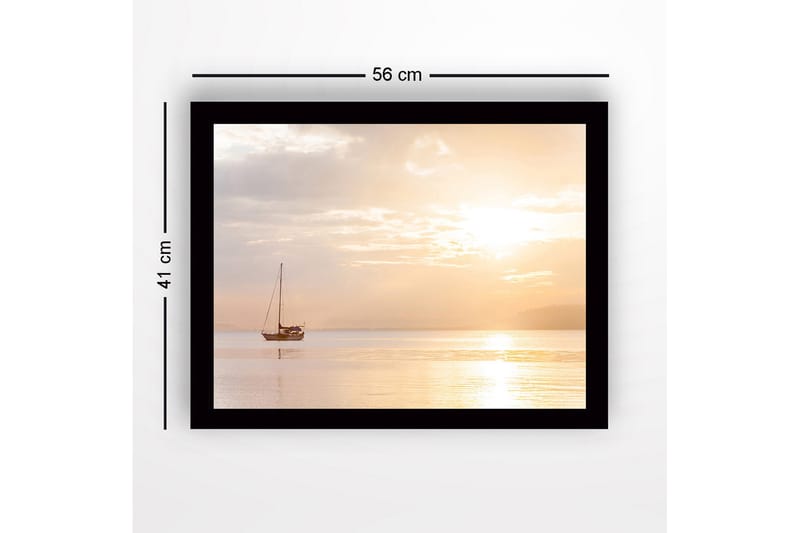 Indrammet lærredstryk i træ - 41x56 cm - Sejlbåd på spejlblanke vandflader i solnedgangens lys - Lys orange / Blød gul / Grå - Boligtilbehør - Billeder & kunst