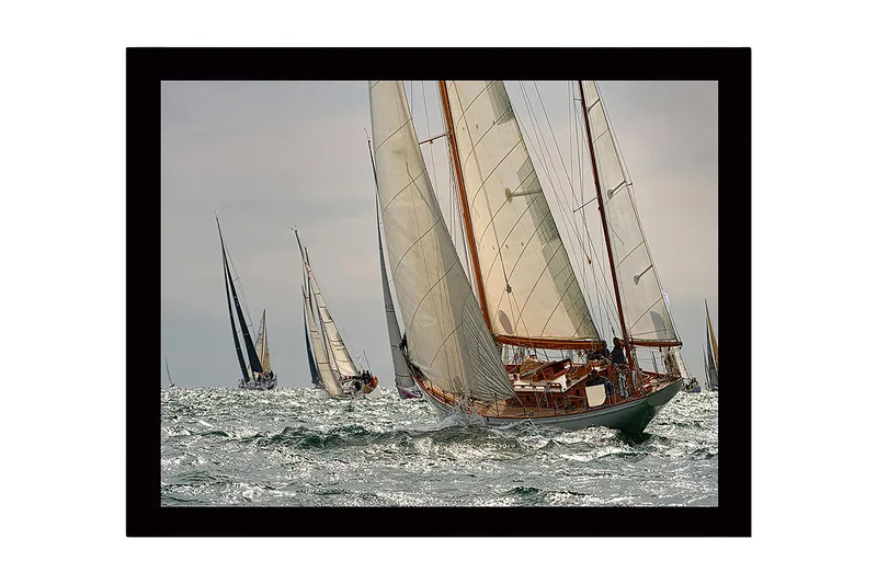 Indrammet lærredstryk i træ - 41x56 cm - Sejlbåde der sejler kapsejlads på åbent hav, Hvid / Blå / Grå