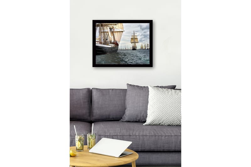 Indrammet lærredstryk i træ - 41x56 cm - Sejlbåde på et stormfuldt hav - Mørkeblå / Beige / Grå - Boligtilbehør - Billeder & kunst