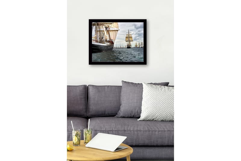 Indrammet lærredstryk i træ - 41x56 cm - Sejlbåde på et stormfuldt hav - Mørkeblå / Beige / Grå - Boligtilbehør - Billeder & kunst