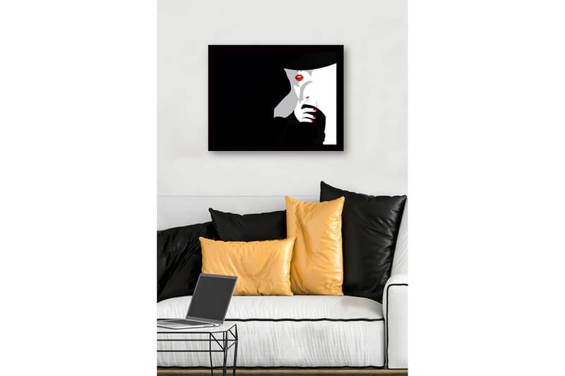 Indrammet lærredstryk i træ - 41x56 cm - Sensuel kvinde med rød læbestift og sort hat - Sort / Hvid / Rød - Boligtilbehør - Billeder & kunst