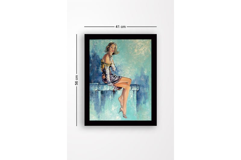 Indrammet lærredstryk i træ - 41x56 cm - Siddende kvinde med elegant tøj og en afslappet positur - Blå / Hudtone / Sort - Boligtilbehør - Billeder & kunst