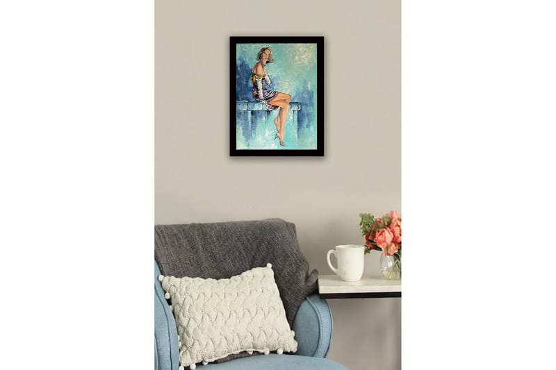 Indrammet lærredstryk i træ - 41x56 cm - Siddende kvinde med elegant tøj og en afslappet positur - Blå / Hudtone / Sort - Boligtilbehør - Billeder & kunst