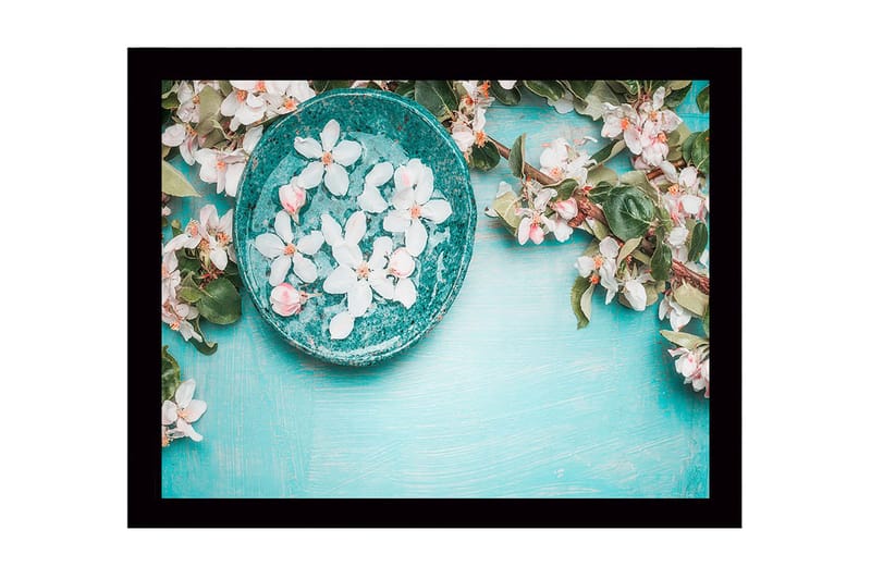 Indrammet lærredstryk i træ - 41x56 cm - Skål med blomster på turkis baggrund, Turkis / Hvid / Grøn