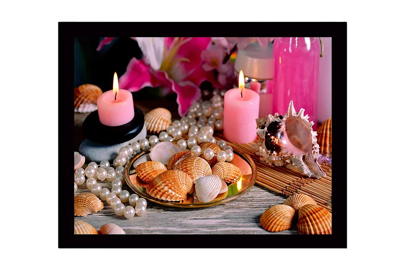 Indrammet lærredstryk i træ - 41x56 cm - Skaldyr og perler på en gylden tallerken med stearinlys og blomster i baggrunden, Lyserød / Beige / Hvid