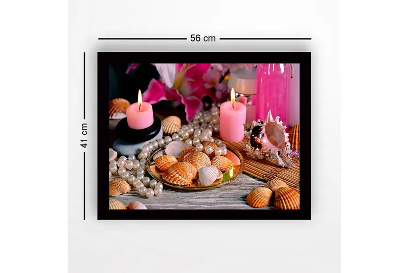Indrammet lærredstryk i træ - 41x56 cm - Skaldyr og perler på en gylden tallerken med stearinlys og blomster i baggrunden - Lyserød / Beige / Hvid - Boligtilbehør - Billeder & kunst